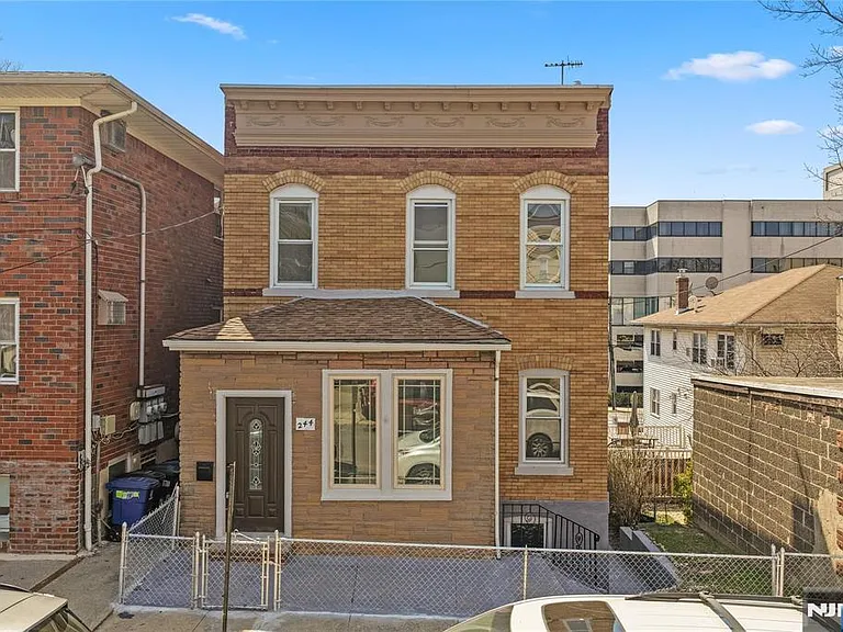 244 Lincoln Ave — Photo 2