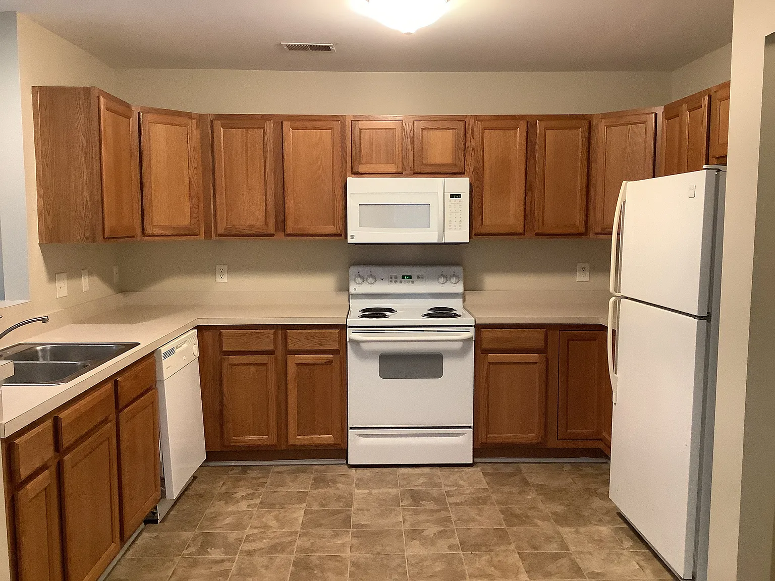 3 bed, 2.0 bath, 1527 sqft, $2,375 — Photo 2