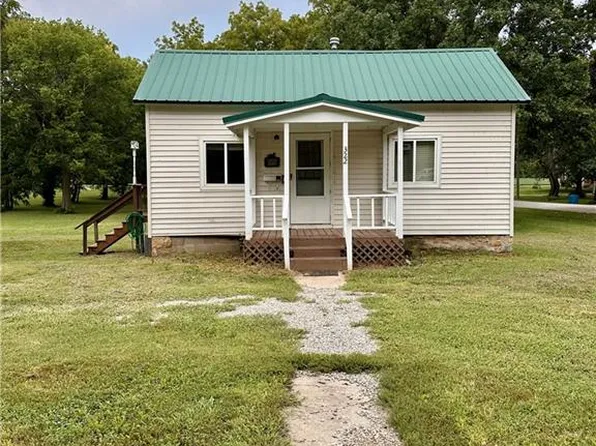 322 N 5th St, Burlington, KS 66839