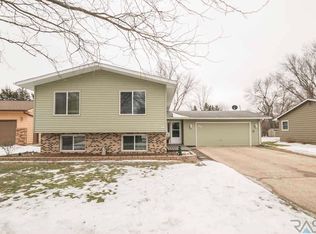 809 NE 7th St, Madison, SD 57042