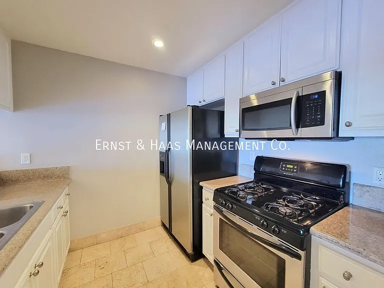421 W 6th St #103 — Photo 10
