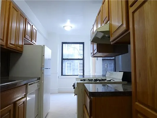 Rented by Siderow Residential Group | media 3