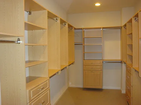 5 bed, 2041 sqft, $5,950 — Photo 4