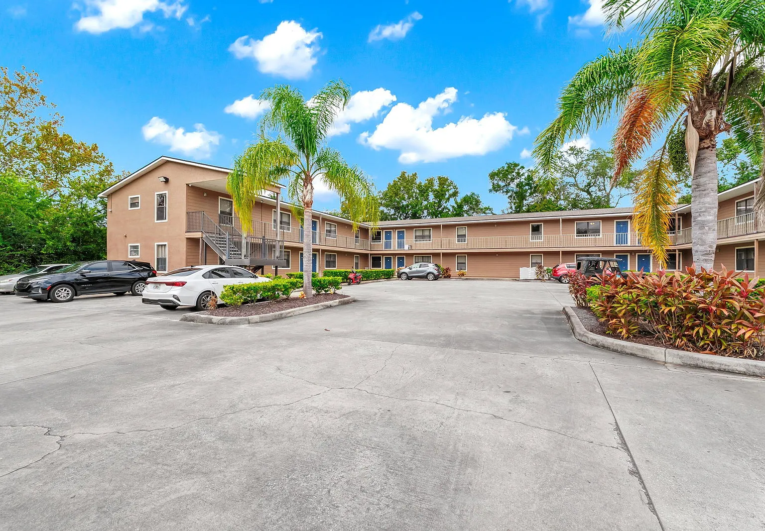 2 bed, 1.0 bath, 900 sqft, $1,295 — Photo 2