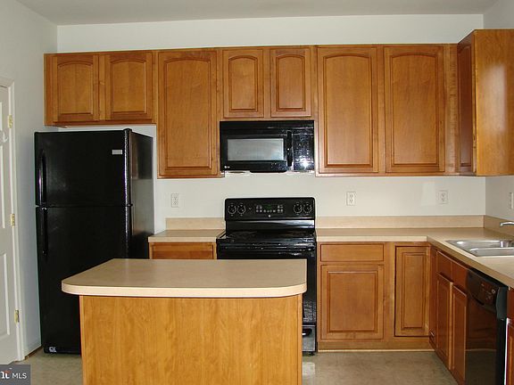 5th image of 566 S Carlisle St