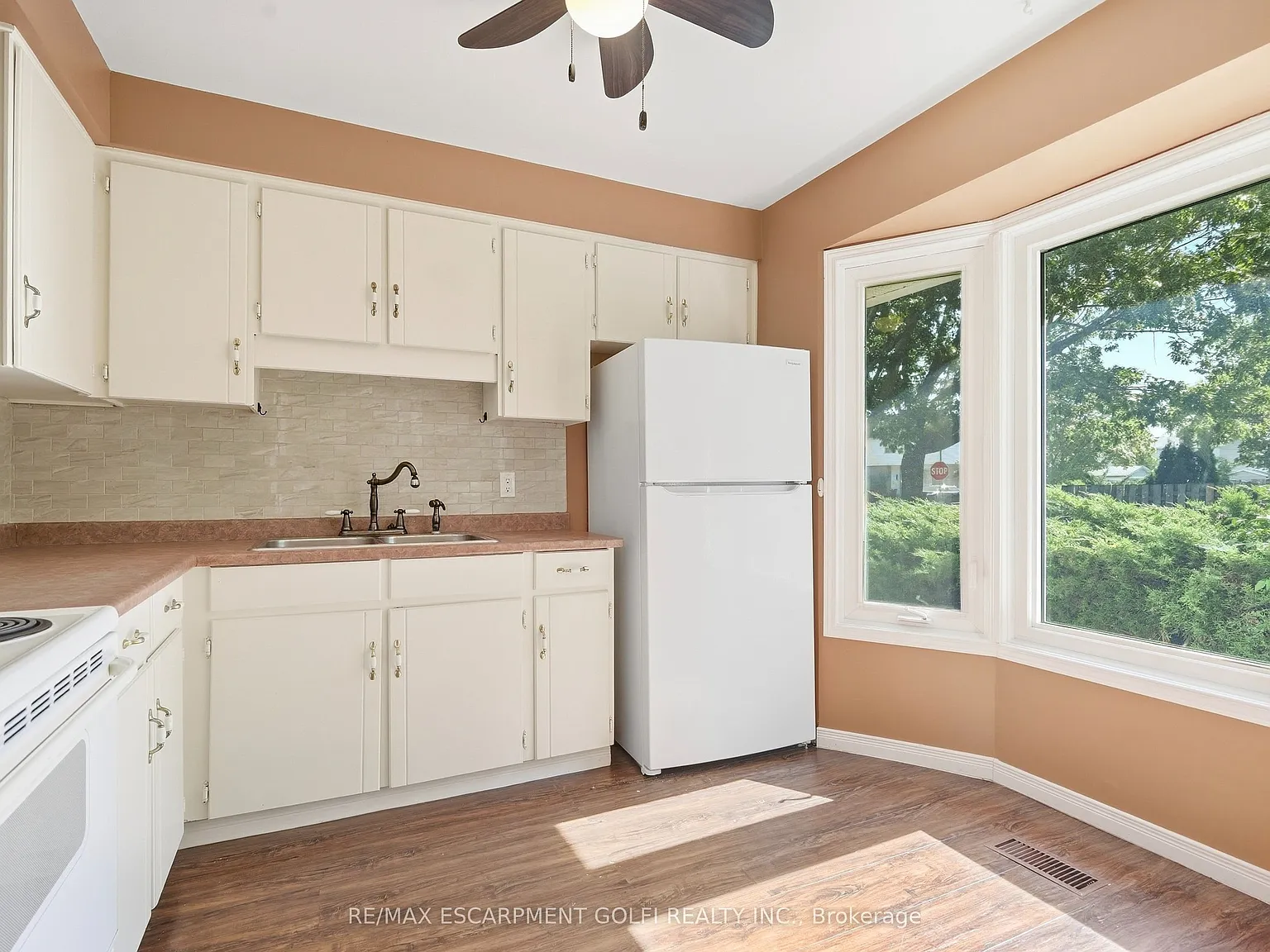 3 bed, $2,500 — Photo 2