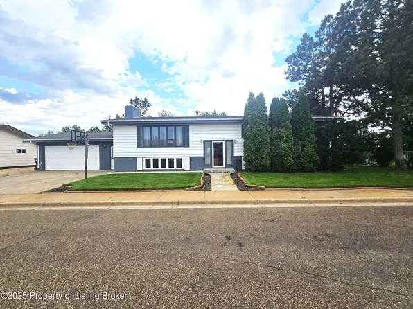 1459 2nd St S, Dickinson, ND 58601