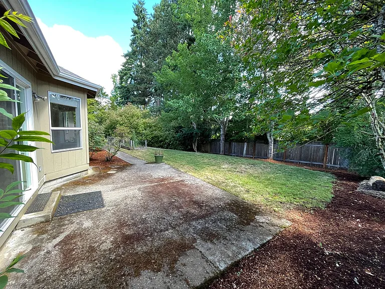 2456 Blackburn St — Photo 17