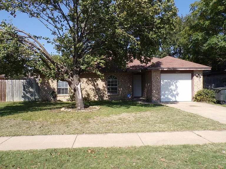 3607 Crescent Dr — Photo 2