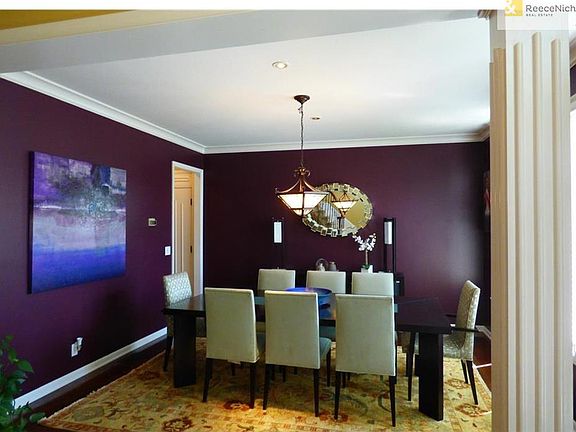 Beautiful dining room right off the kitchen