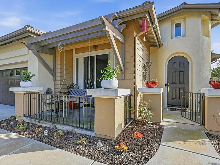 1109 Hampton Ct — Photo 4