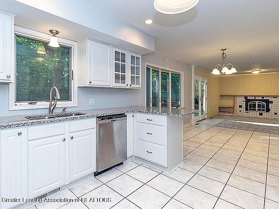 4th image of 4590 Oakwood Dr