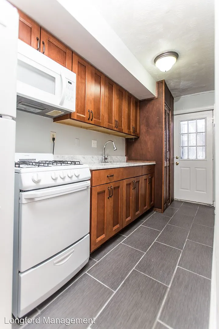 2102 D St NE photo 1