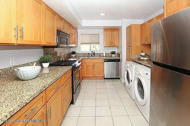1236 N Columbus Ave — Photo 3