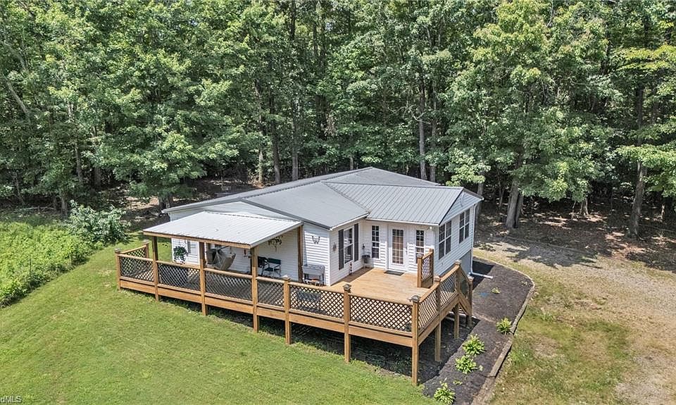 1st image of 425 Little Brushy Mountain Rd