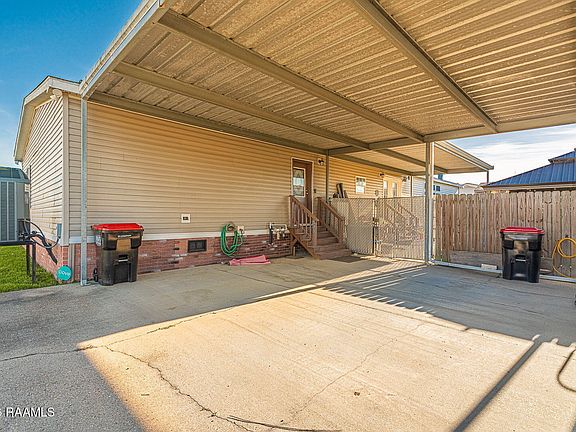 4th image of 305 Breezy Ln