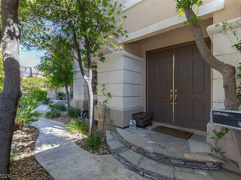 724 Pinnacle Heights Ln — Photo 3