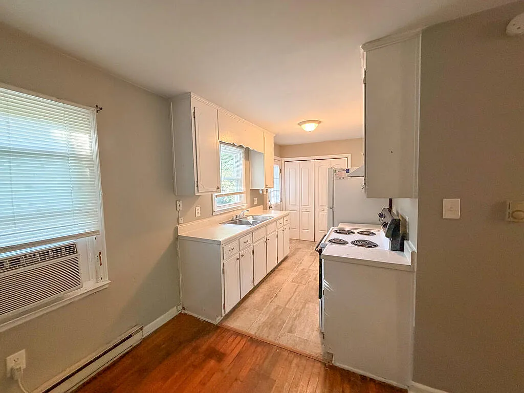 3 bed, 1.0 bath, $1,000 — Photo 3