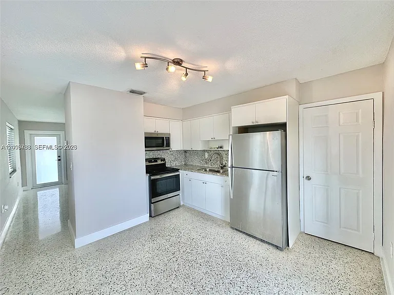 10303 NW 35th Pl — Photo 3