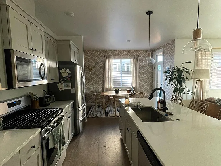 2369 NE Victor Pl — Photo 3