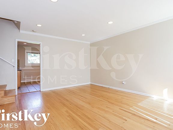 2nd image of 122 E Lincoln Ave