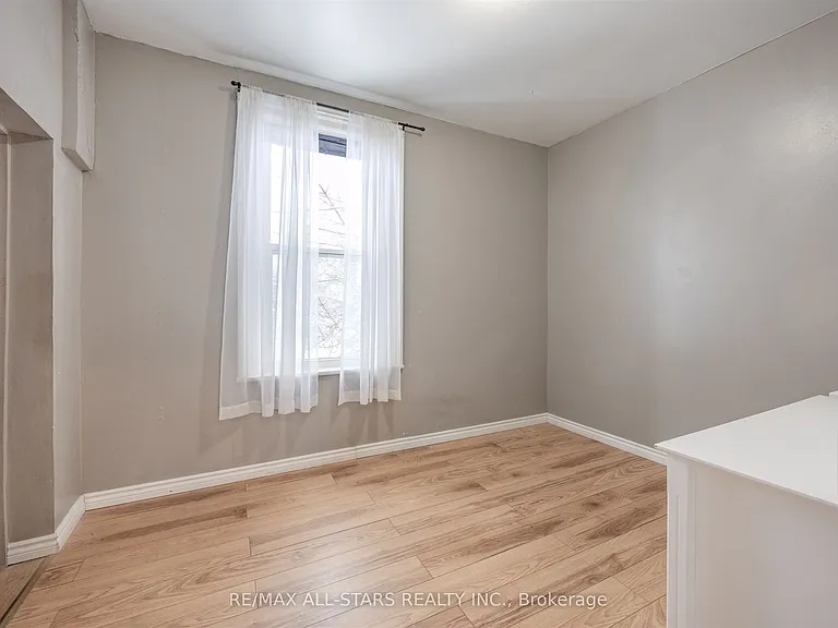 21 Albert St S — Photo 30
