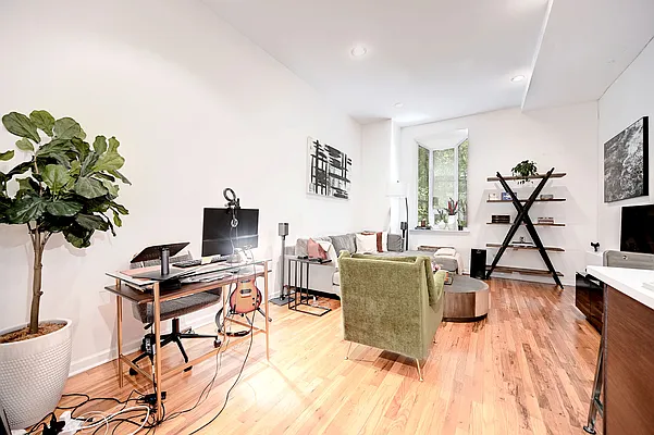 Rented by Urbane Brokerage | media 9