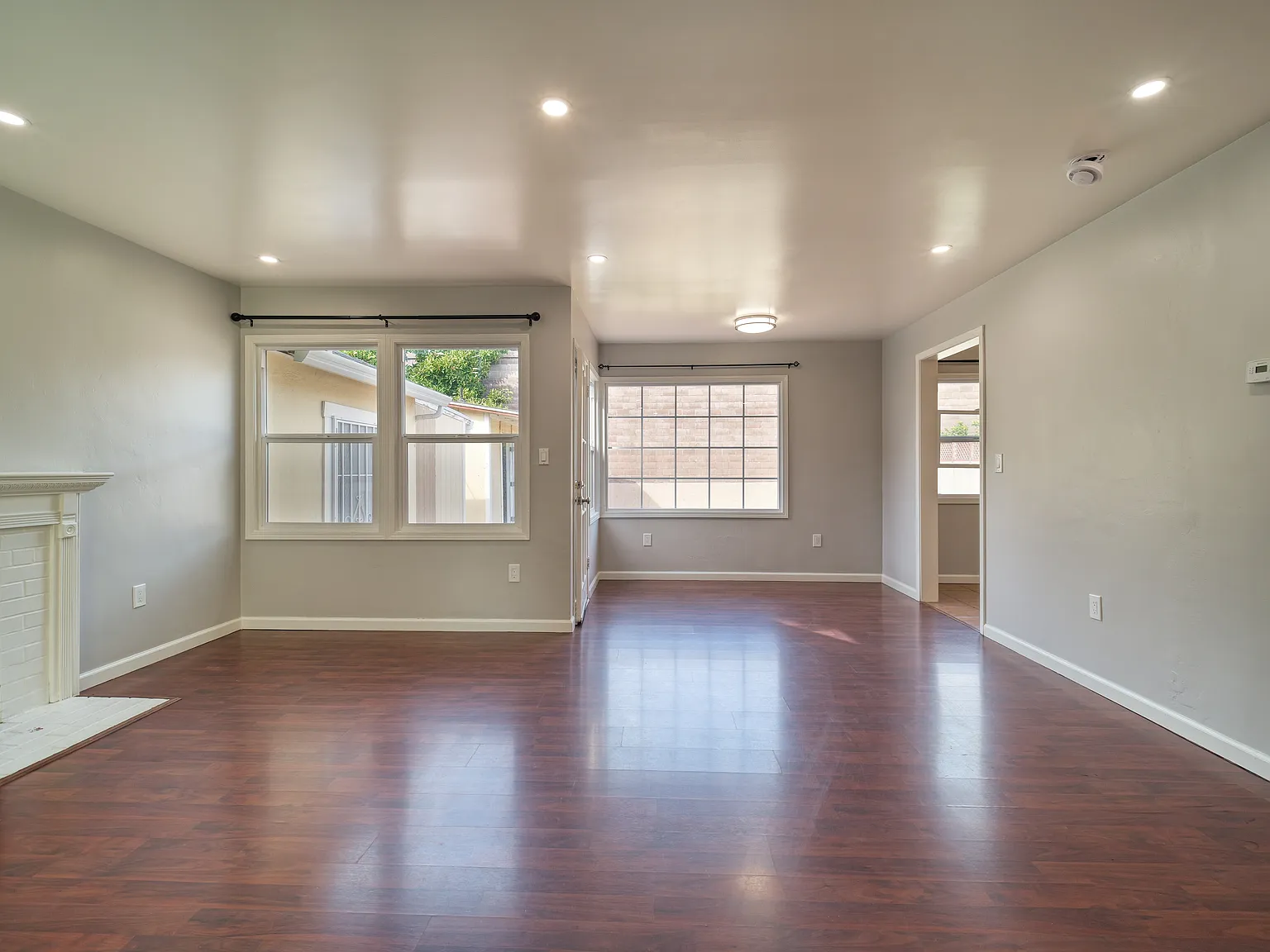 3 bed, 1000 sqft, $3,600 — Photo 2