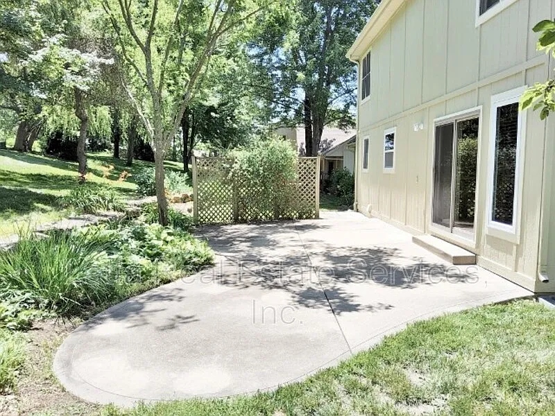 3 bed, 3.5 bath, 2650 sqft, $2,700 — Photo 3