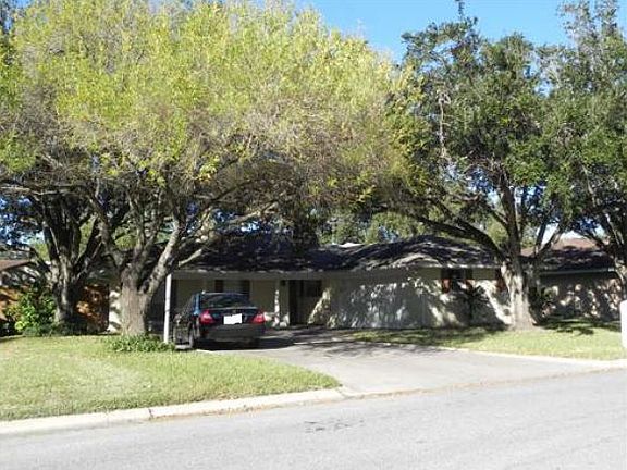3rd image of 204 W Live Oak Dr