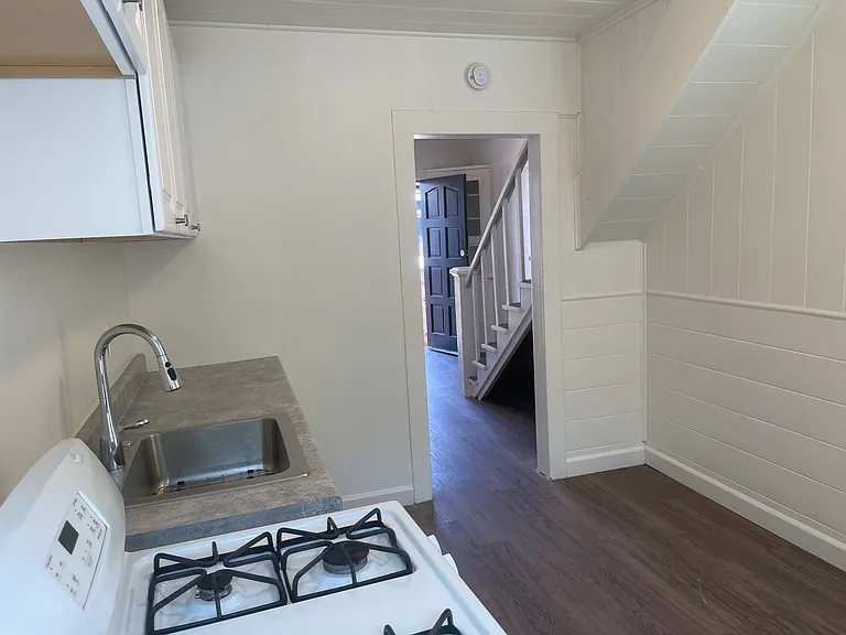 221 Raymond St #8 — Photo 6