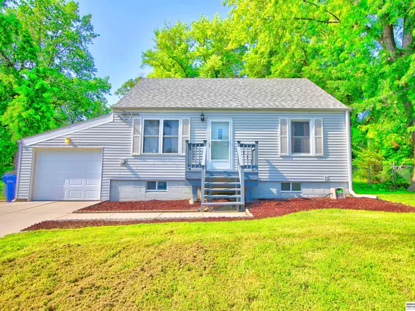 1902 Lindyview Ln, Bellevue, NE 68005