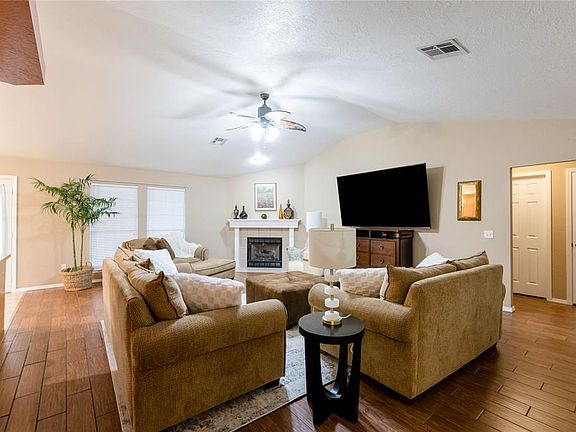 3rd image of 141 Calhoon St