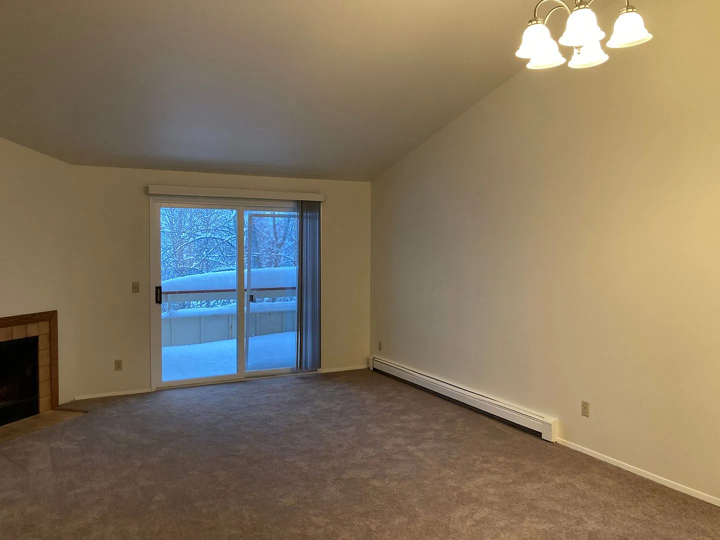 Top Floor (2) Bedroom, (2) bathroom Condo with Great Mountain Views! — Photo 3