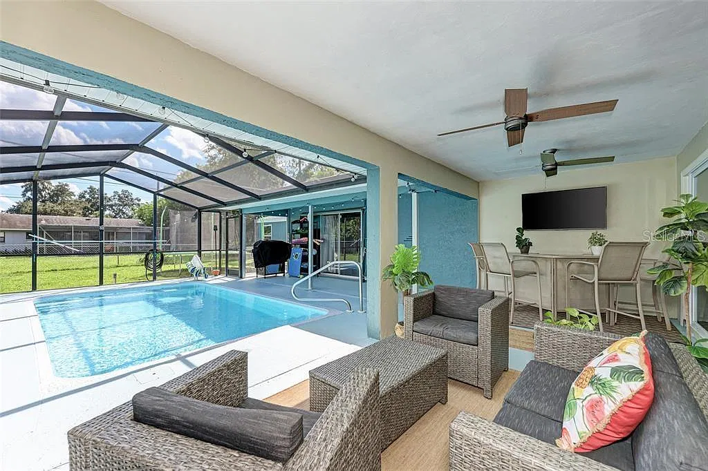 4 bed, 3.0 bath, 1830 sqft, $2,400 — Photo 3