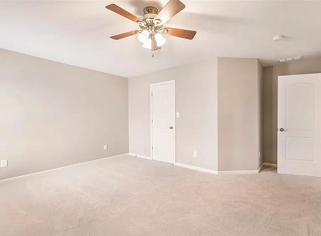 4 bed, 5106 sqft, $5,500 — Photo 4