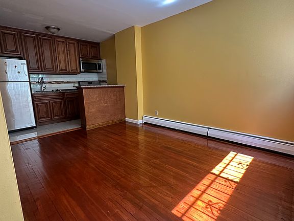 2nd image of 2925 Cruger Ave #1
