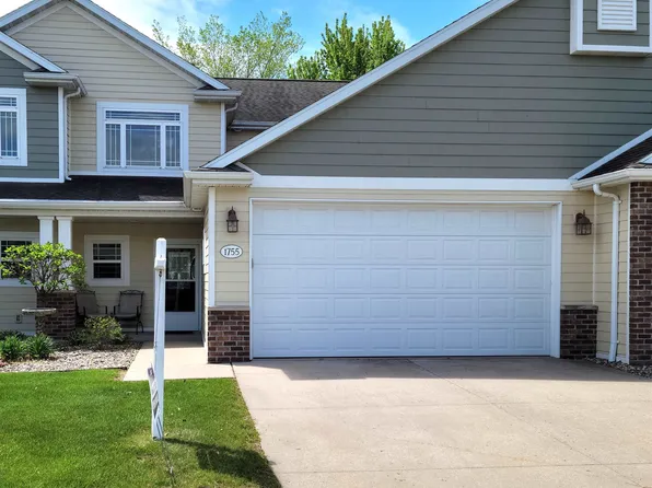 1755 Oak Hollow Ln, Neenah, WI 54956