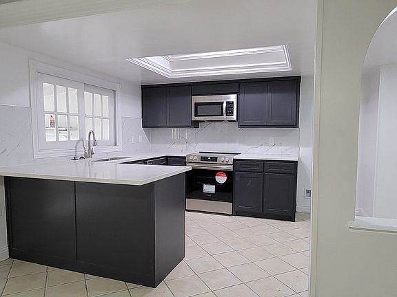 4th image of 446 Woodmere Dr