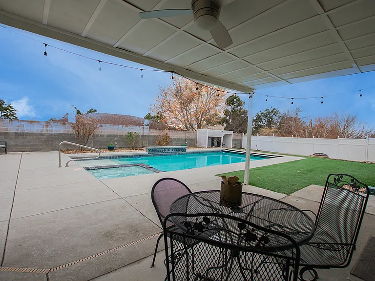 9514 Avenida Del Oso NE — Photo 10