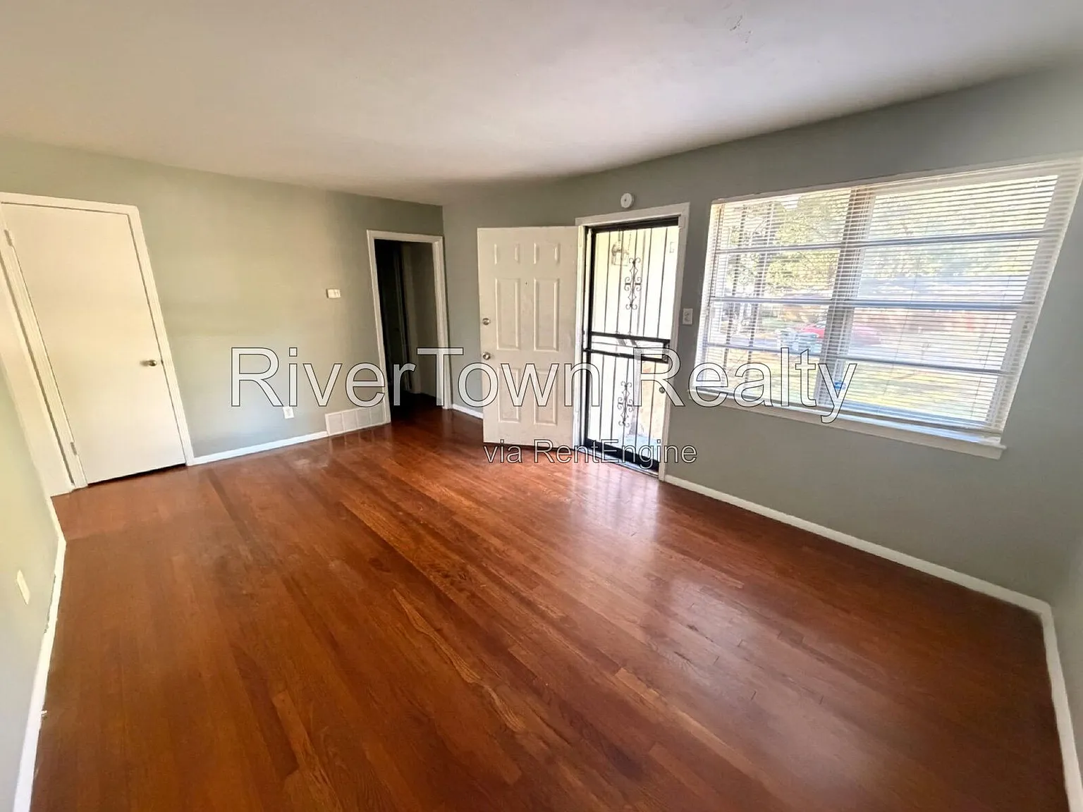 3 bed, 1.0 bath, 1009 sqft, $1,195 — Photo 3