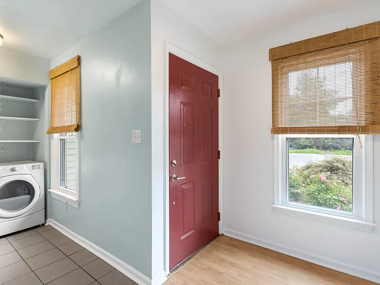 337 Hutton Cir — Photo 4