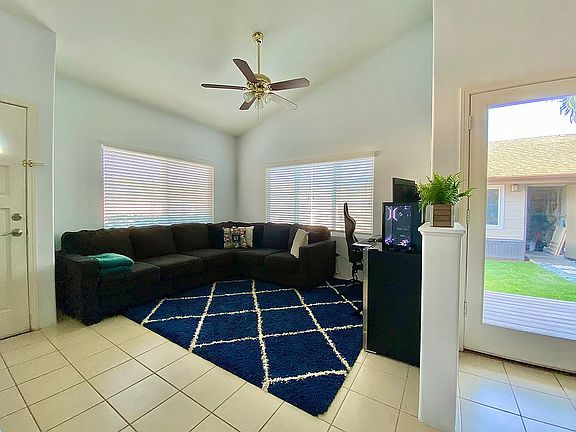 Vaulted ceiling -spacious 