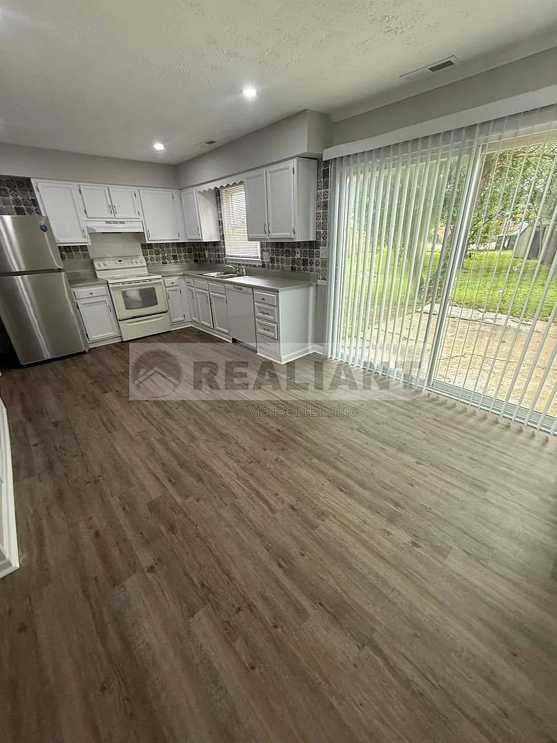 3 bed, 1.5 bath, 1359 sqft, $1,500 — Photo 4