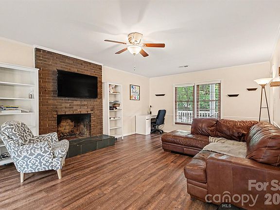 3rd image of 1416 Rivermont Dr
