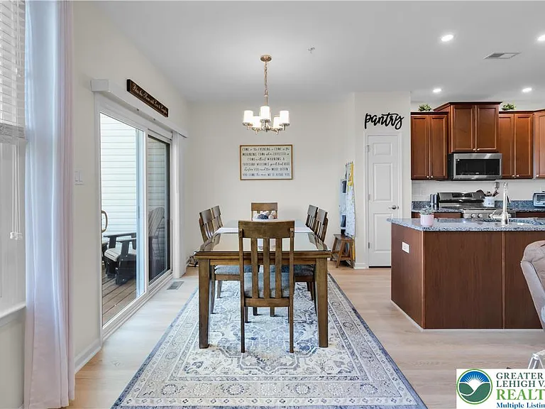 991 King Way — Photo 21