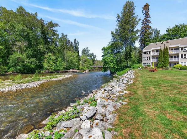 205 1st St #102, Courtenay, BC V9N 1A5