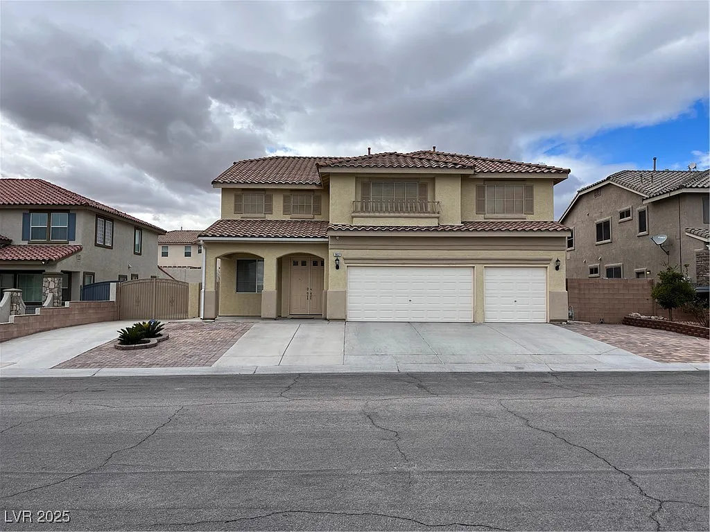 6 bed, 3.0 bath, 3694 sqft, $5,700 — Photo 1