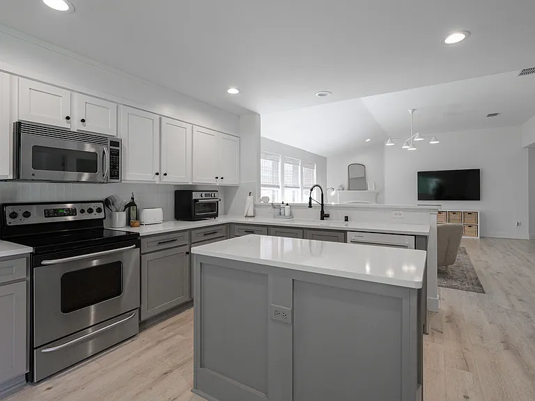 1301 Oak Hollow Ln — Photo 6