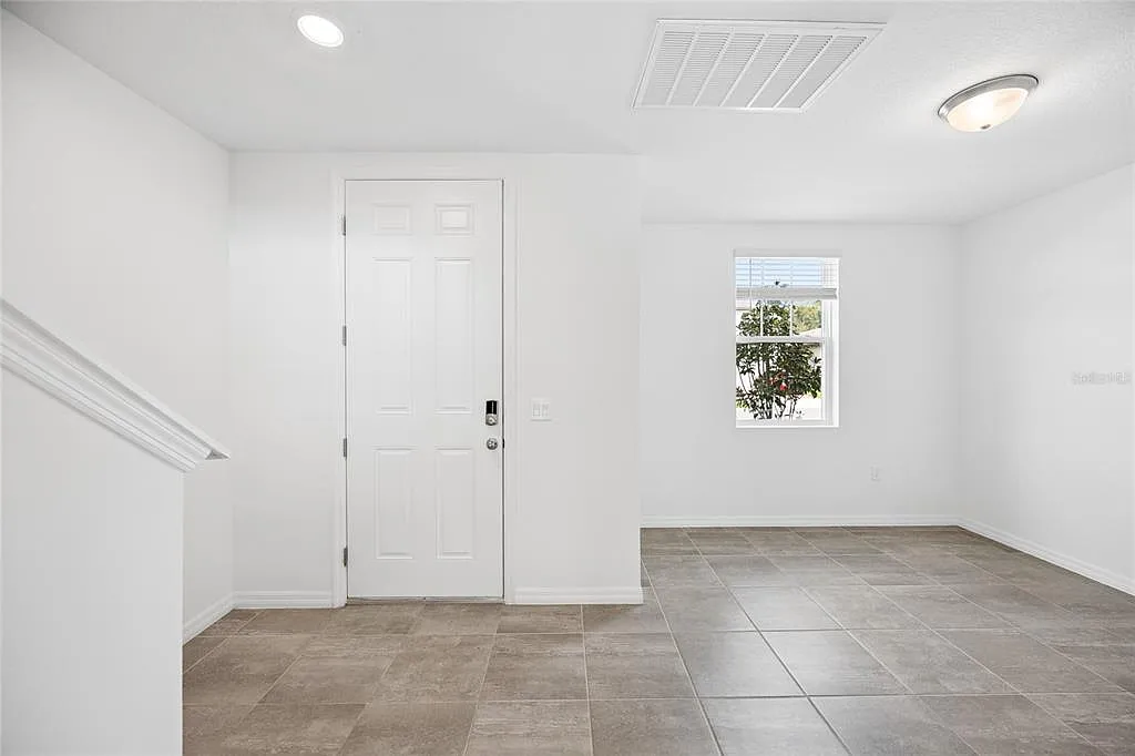 4 bed, 2.5 bath, 2343 sqft, $2,350 — Photo 3